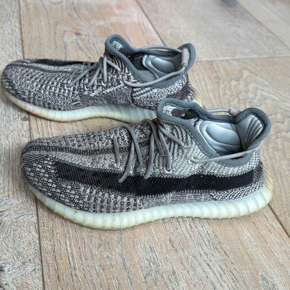 YEEZY AUTHENTIC! Great condition no holes nor rips. Size 3.5 - Picture 3 of 7